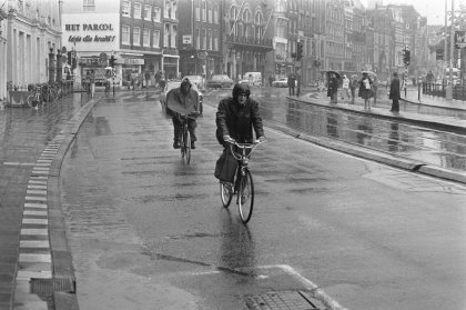 Regen_in_Amsterdam_fietsers_in_de_regen,_Bestanddeelnr_927-3046