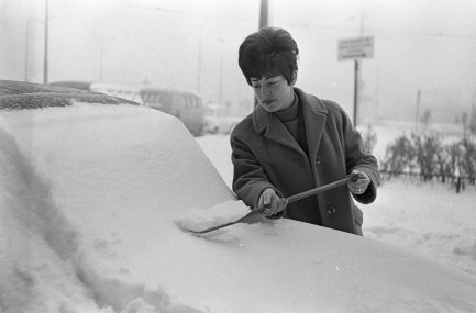 Sneeuw,_boodschappen_doen_in_Amsterdam,_een_autobezitter_maakt_met_schep_auto_sn,_Bestanddeelnr_918-7754