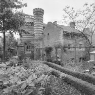 Voormalige_kasteeltuin,_hoektoren_met_kantelen,_traptoren_en_bijgebouw_-_Elsloo_-_20337487_-_RCE 1-9-2000